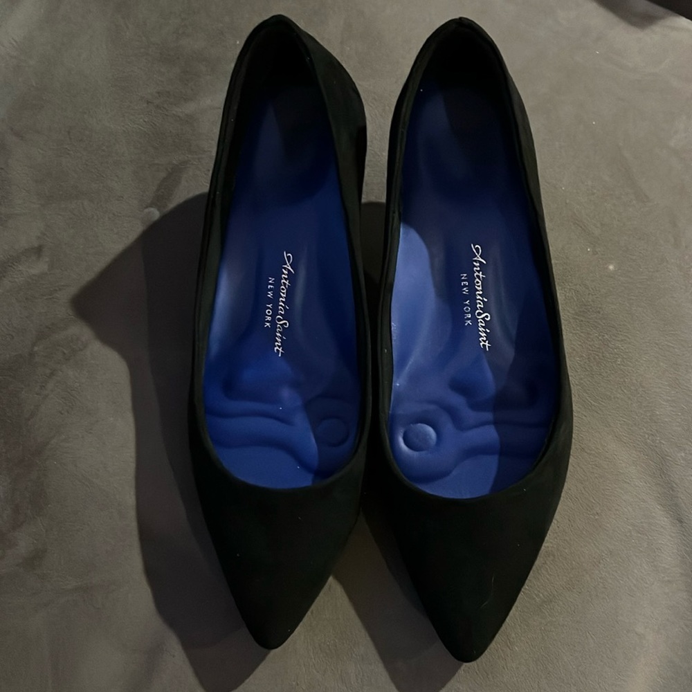 Antonia Saint Vicki size 7 black ultra suede pumps